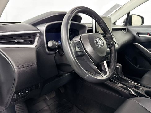 Certified 2025 Toyota Corolla Cross XLE FWD image 4