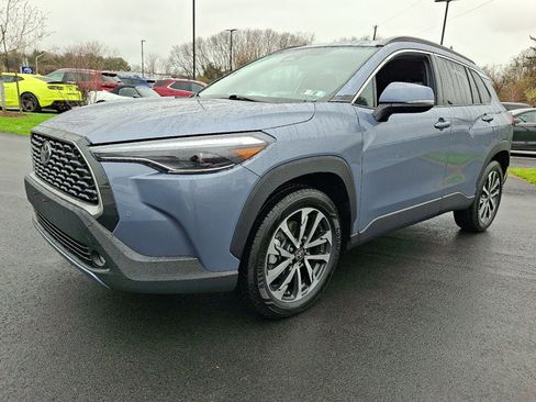 Used 2024 Toyota Corolla Cross XLE image 3