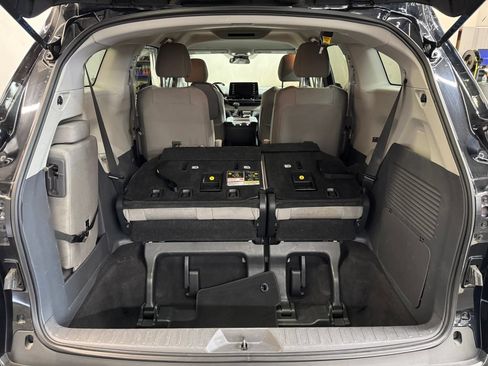 Used 2024 Toyota Sienna LE AWD/4WD image 7