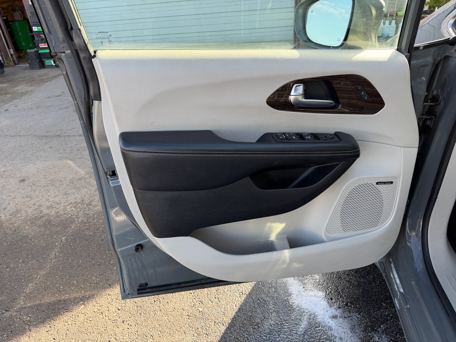 Used 2022 Chrysler Pacifica Limited FWD image 19