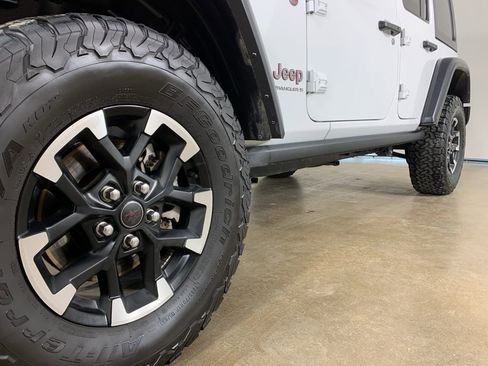 Used 2025 Jeep Wrangler Unlimited Rubicon image 2