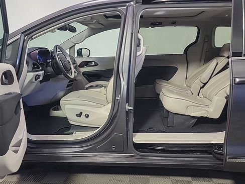 Used 2019 Chrysler Pacifica Limited FWD image 14