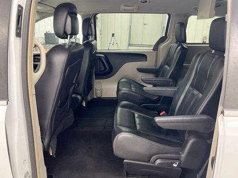 Used 2016 Chrysler Town & Country Touring FWD image 22