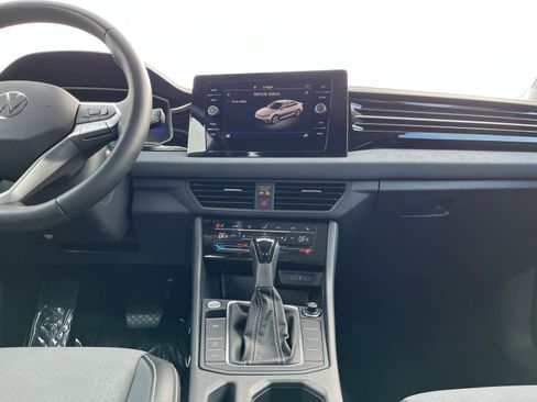 Used 2025 Volkswagen Jetta SE image 21