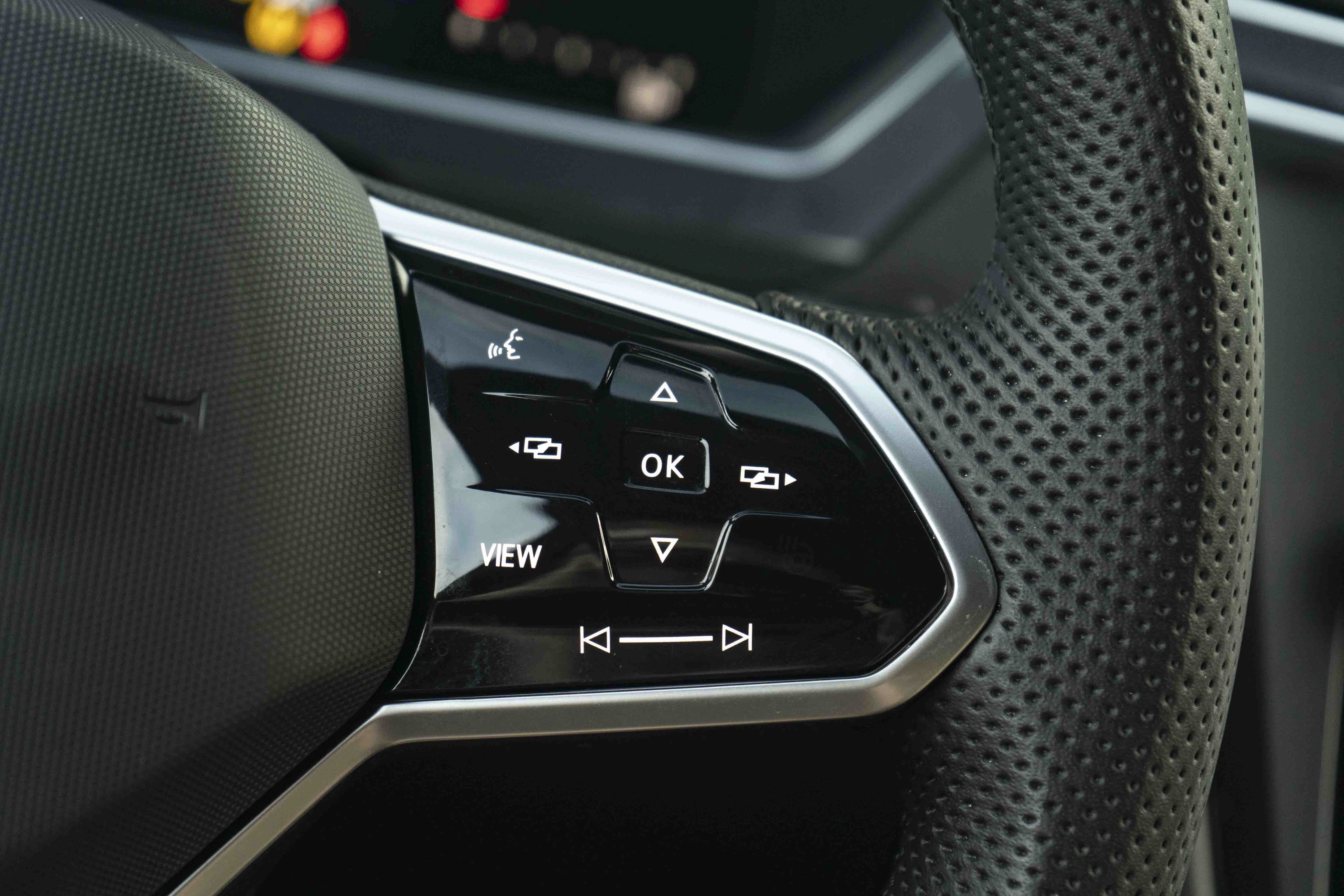 Certified 2022 Volkswagen Tiguan SE R-Line FWD image 19