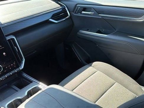 Used 2025 GMC Acadia Elevation image 17