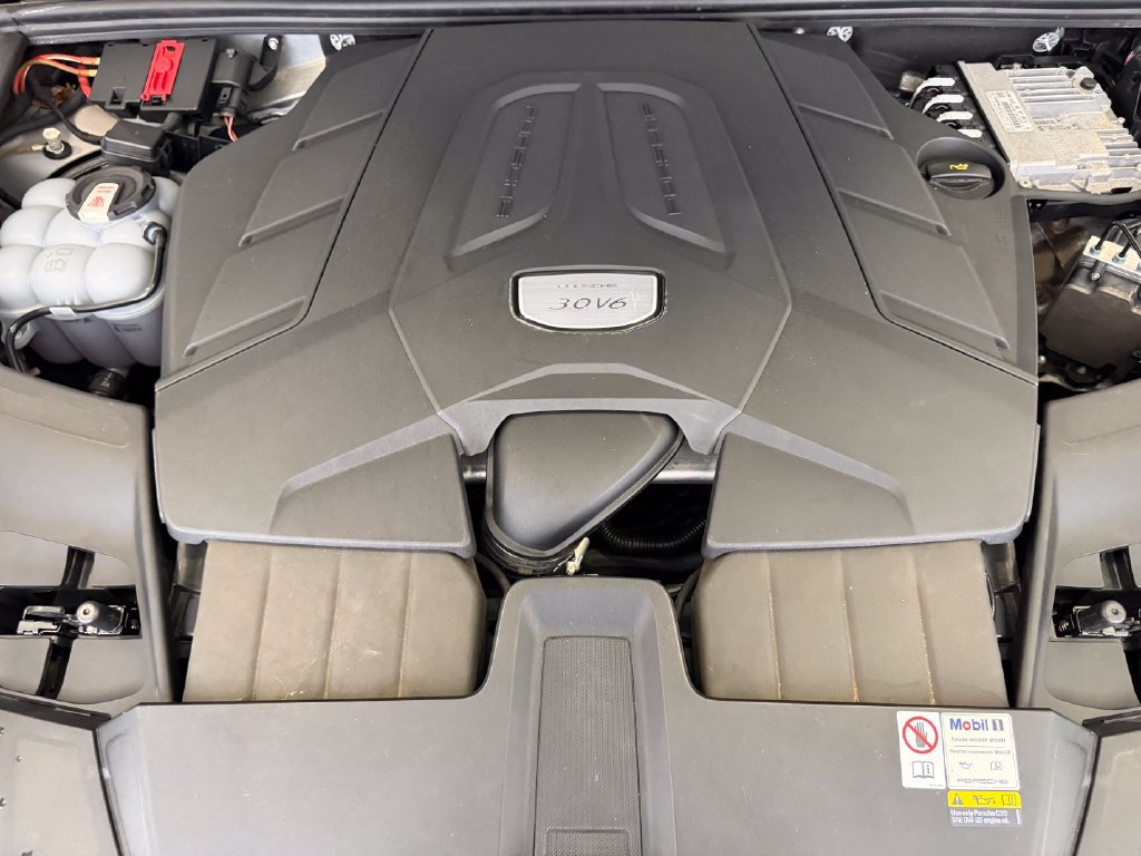 Certified 2023 Porsche Cayenne Platinum Edition AWD/4WD image 24