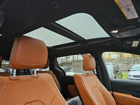 New 2026 Chrysler Pacifica Pinnacle image 12