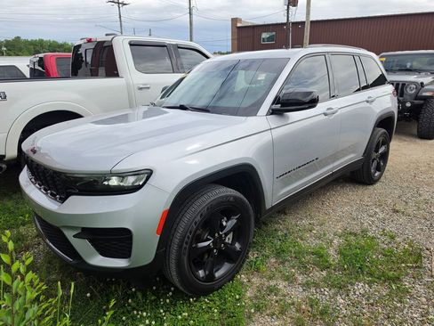 Used 2022 Jeep Grand Cherokee Altitude AWD/4WD image 1