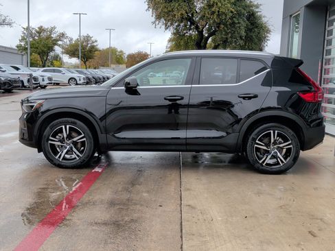 Used 2025 Volvo XC40 B5 Core image 6