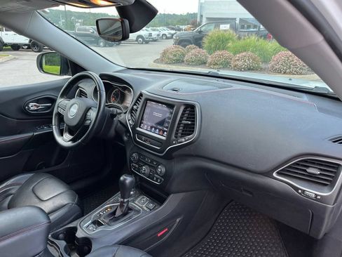 Used 2019 Jeep Cherokee Trailhawk AWD/4WD image 10