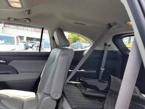 Used 2022 Toyota Highlander XLE FWD image 10