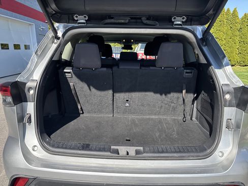Used 2024 Toyota Highlander LE AWD/4WD image 5