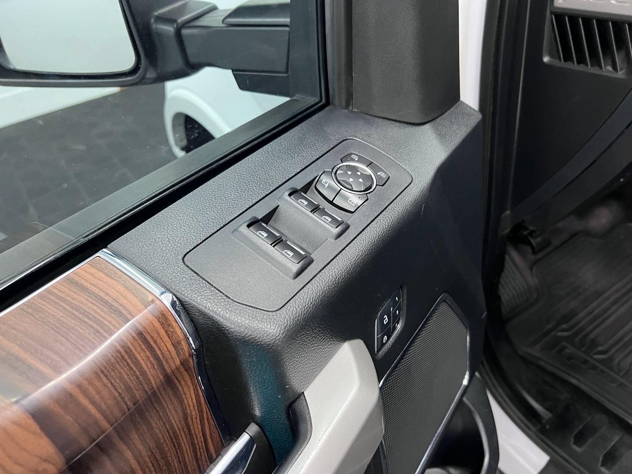 Used 2016 Ford F150 Lariat AWD/4WD image 12