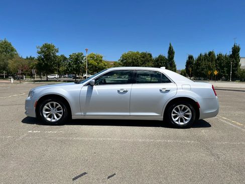 Used 2019 Chrysler 300 Touring RWD image 8