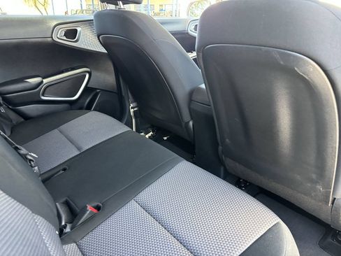 Used 2025 Kia Soul LX w/ LX Technology Package FWD image 11