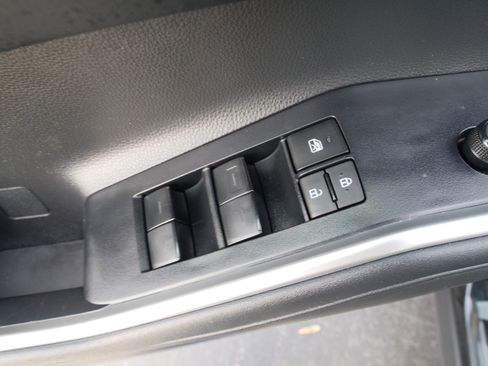 Used 2023 Toyota Highlander FWD image 19