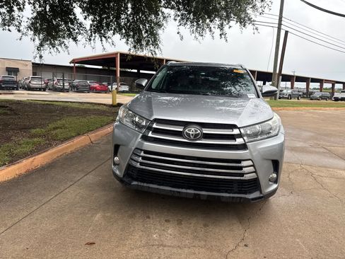 Used 2018 Toyota Highlander Limited FWD image 2