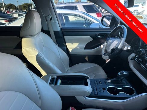 Used 2021 Toyota Highlander XLE AWD/4WD image 4