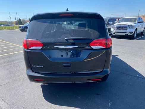 Used 2022 Chrysler Voyager LX image 11