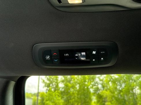 Used 2025 Chrysler Pacifica Select FWD image 23