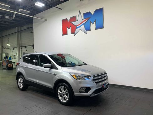 Used 2019 Ford Escape SE image 2