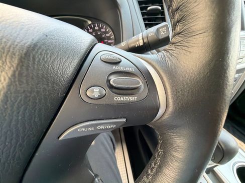 Used 2020 Nissan Pathfinder SL AWD/4WD image 18