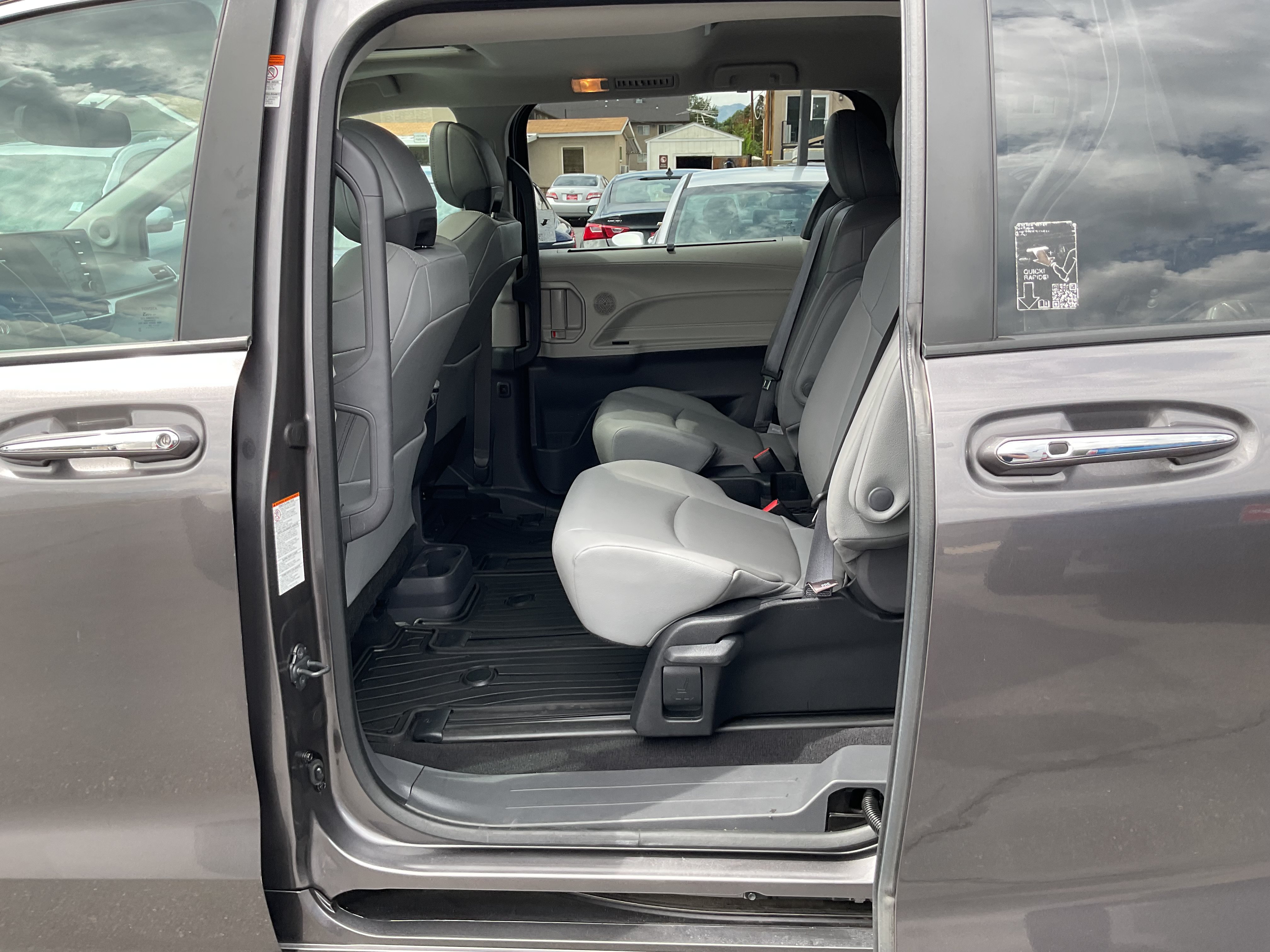 Used 2022 Toyota Sienna XLE w/ XLE Plus Package FWD image 13