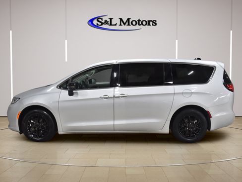 Certified 2024 Chrysler Pacifica Touring-L FWD image 4