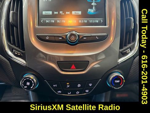 Used 2018 Chevrolet Cruze LT image 3