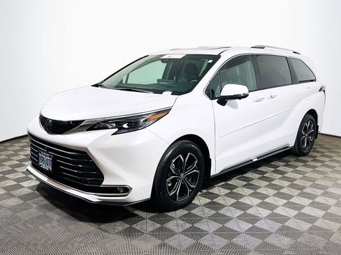 Certified 2025 Toyota Sienna Platinum AWD/4WD image 4
