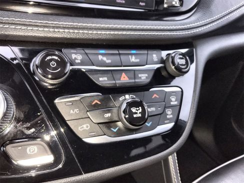 Used 2023 Chrysler Pacifica Limited w/ S Appearance Package image 19