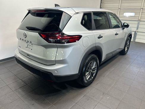 Used 2024 Nissan Rogue S FWD image 3