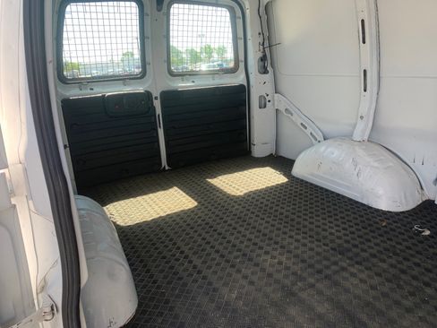 Used 2022 Chevrolet Express 2500 w/ Driver Convenience Package RWD image 5