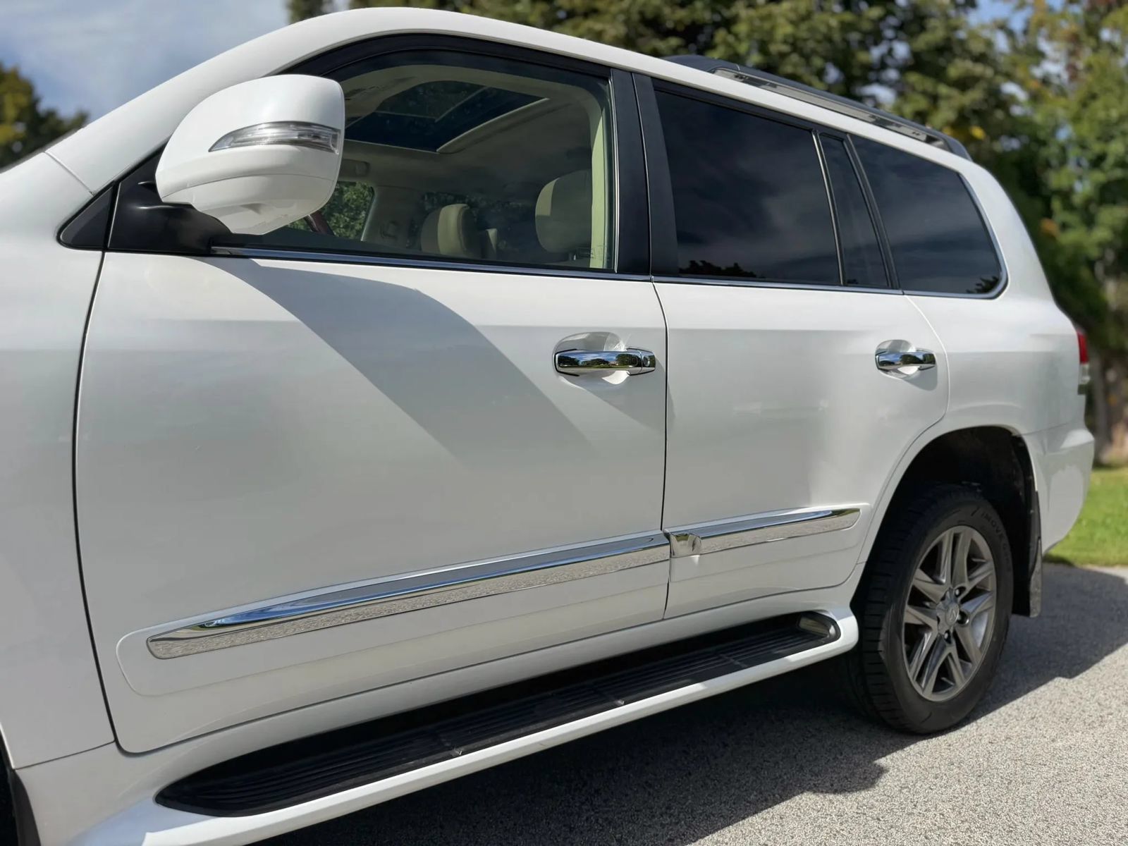Used 2013 Lexus LX 570 4WD w/ Luxury Pkg image 32