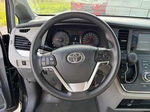 Used 2015 Toyota Sienna LE FWD image 13