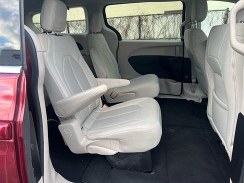 Used 2017 Chrysler Pacifica LX image 32