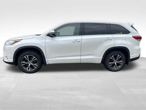 Used 2018 Toyota Highlander Plus AWD/4WD image 2
