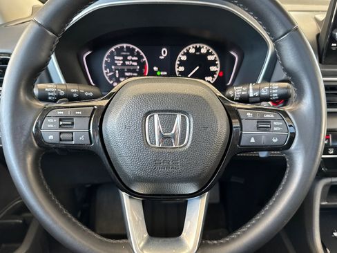 Used 2024 Honda Pilot Touring image 11