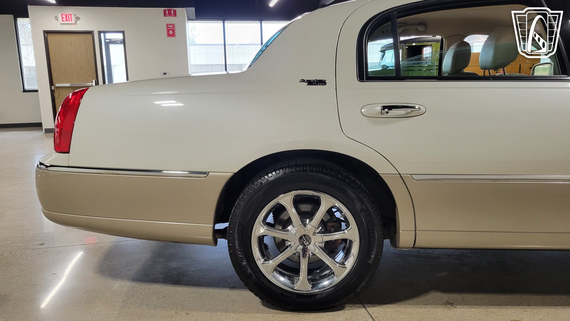 Used 2005 Lincoln Town Car Signature Limited RWD image 37