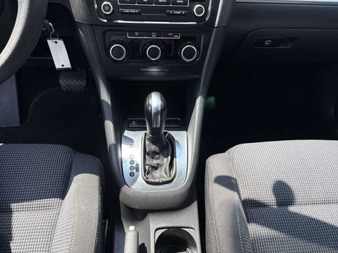 Used 2013 Volkswagen Golf 4-Door image 18