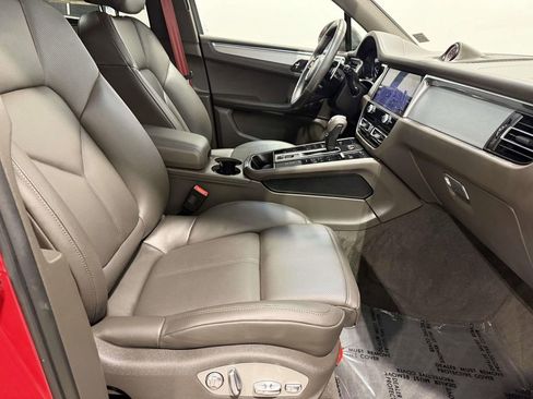 Used 2025 Porsche Macan Base image 10