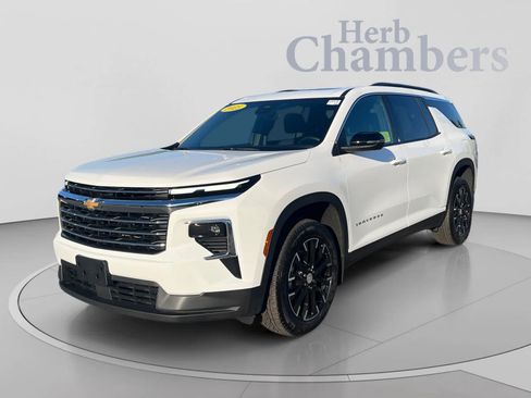 Used 2025 Chevrolet Traverse LT w/ Sun and Wheel Package AWD/4WD image 4