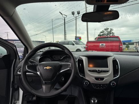 Used 2017 Chevrolet Cruze LS FWD image 13