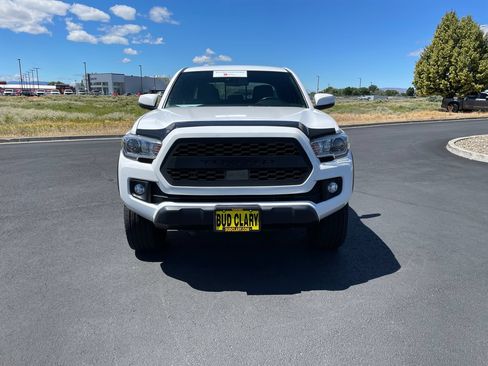 Certified 2018 Toyota Tacoma TRD Off-Road AWD/4WD image 8