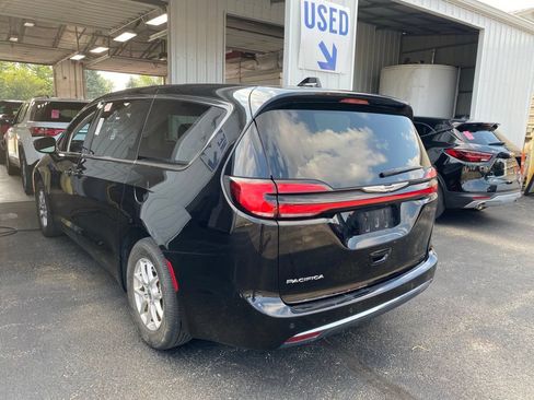 Used 2024 Chrysler Pacifica Touring-L FWD image 3