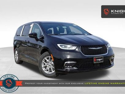 New 2025 Chrysler Pacifica Select w/ Uconnect Theater Family Group