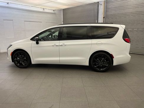 New 2027 Chrysler Pacifica Limited w/ S Appearance Package FWD image 5