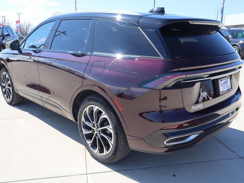 Used 2025 Lincoln Nautilus Reserve AWD/4WD image 8