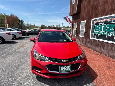 Used 2017 Chevrolet Cruze LT w/ Convenience Package FWD image 2